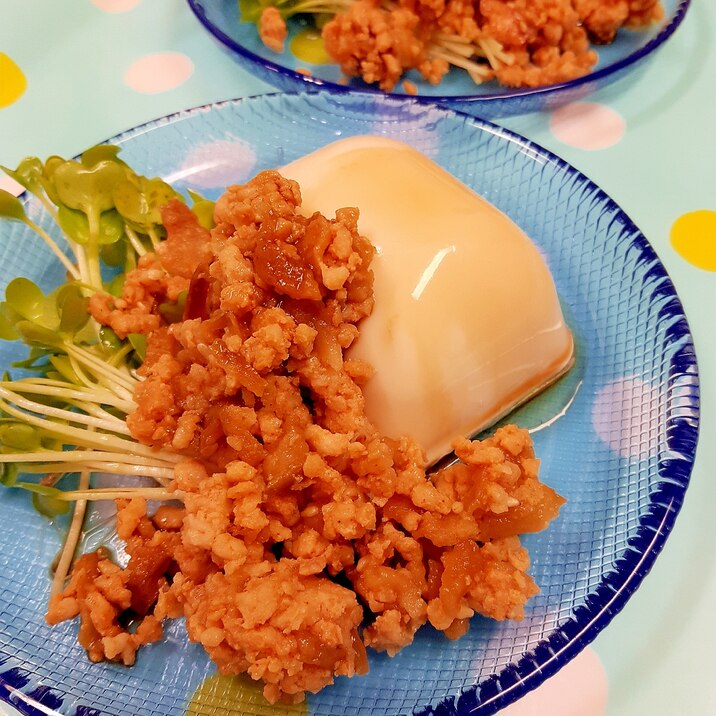 ヘルシー冷奴with韓国風鶏そぼろ+貝割れ大根♪